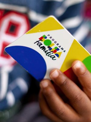 A Caixa Econômica Federal paga nesta segunda-feira (27) a parcela de janeiro do novo Bolsa Família aos beneficiários com Número de Inscrição Social (NIS) de final 6. O valor mínimo corresponde a R$ 600, mas com o novo adicional o valor médio do benefício sobe para R$ 673,62. Segundo o Ministério do Desenvolvimento e Assistência Social, neste mês o programa de transferência de renda do Governo Federal alcançará 20,48 milhões de famílias, com gasto de R$ 13,8 bilhões. Além do benefício mínimo, há o pagamento de três adicionais. O Benefício Variável Familiar Nutriz paga seis parcelas de R$ 50 a mães de bebês de até seis meses de idade, para garantir a alimentação da criança. O Bolsa Família também paga um acréscimo de R$ 50 a famílias com gestantes e filhos de 7 a 18 anos e outro, de R$ 150, a famílias com crianças de até 6 anos. No modelo tradicional do Bolsa Família, o pagamento ocorre nos últimos dez dias úteis de cada mês. O beneficiário poderá consultar informações sobre as datas de pagamento, o valor do benefício e a composição das parcelas no aplicativo Caixa Tem, usado para acompanhar as contas poupança digitais do banco. Moradores do Rio Grande do Sul, afetados pelas enchentes do ano passado, e de mais cinco estados (Amazonas, Piauí, Rondônia, São Paulo e Sergipe) receberam o pagamento do Bolsa Família de forma unificada no último dia 20, independentemente do número do NIS. O pagamento unificado beneficiou todos os 62 municípios do Amazonas e todos os 52 de Rondônia, afetados pela estiagem e pela vazante dos rios; dez municípios de Sergipe e o município de Picos (PI), afetados por fortes chuvas; e 30 municípios de São Paulo em estado de emergência por causa do aumento dos casos de dengue e das chuvas. Desde o ano passado, os beneficiários do Bolsa Família não têm mais o desconto do Seguro Defeso. A mudança foi estabelecida pela Lei 14.601/2023, que resgatou o Programa Bolsa Família (PBF). O Seguro Defeso é pago a pessoas que sobrevivem exclusivamente da pesca artesanal e que não podem exercer a atividade durante o período da piracema (reprodução dos peixes). Regra de proteção Cerca de 2,5 milhões de famílias estão na regra de proteção em janeiro. Em vigor desde junho de 2023, essa regra permite que famílias cujos membros consigam emprego e melhorem a renda recebam 50% do benefício a que teriam direito por até dois anos, desde que cada integrante receba o equivalente a até meio salário mínimo. Para essas famílias, o benefício médio ficou em R$ 386,66. Cadastro Desde julho de 2023, passa a valer a integração dos dados do Bolsa Família com o Cadastro Nacional de Informações Sociais (CNIS). Com base no cruzamento de informações, cerca de 440 mil de famílias foram canceladas do programa neste mês por terem renda acima das regras estabelecidas pelo Bolsa Família. O CNIS conta com mais de 80 bilhões de registros administrativos referentes a renda, vínculos de emprego formal e benefícios previdenciários e assistenciais pagos pelo INSS. Em compensação, outras 110 mil de famílias foram incluídas no programa em dezembro. A inclusão foi possível por causa da política de busca ativa, baseada na reestruturação do Sistema Único de Assistência Social (Suas) e que se concentra nas pessoas mais vulneráveis que têm direito ao complemento de renda, mas não recebem o benefício. Auxílio Gás Neste mês não haverá o pagamento do Auxílio Gás, que beneficia famílias cadastradas no CadÚnico. Como o benefício só é pago a cada dois meses, o pagamento voltará em fevereiro. Só pode receber o Auxílio Gás quem está incluído no CadÚnico e tenha pelo menos um membro da família que receba o Benefício de Prestação Continuada (BPC). A lei que criou o programa definiu que a mulher responsável pela família terá preferência, assim como mulheres vítimas de violência doméstica. Com informações da Agência Brasil* Foto: Reprodução / Lyon Santos / MDS