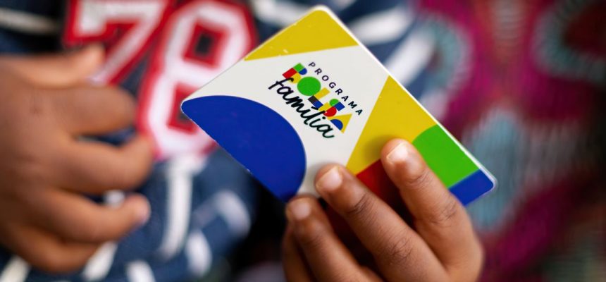A Caixa Econômica Federal paga nesta segunda-feira (27) a parcela de janeiro do novo Bolsa Família aos beneficiários com Número de Inscrição Social (NIS) de final 6. O valor mínimo corresponde a R$ 600, mas com o novo adicional o valor médio do benefício sobe para R$ 673,62. Segundo o Ministério do Desenvolvimento e Assistência Social, neste mês o programa de transferência de renda do Governo Federal alcançará 20,48 milhões de famílias, com gasto de R$ 13,8 bilhões. Além do benefício mínimo, há o pagamento de três adicionais. O Benefício Variável Familiar Nutriz paga seis parcelas de R$ 50 a mães de bebês de até seis meses de idade, para garantir a alimentação da criança. O Bolsa Família também paga um acréscimo de R$ 50 a famílias com gestantes e filhos de 7 a 18 anos e outro, de R$ 150, a famílias com crianças de até 6 anos. No modelo tradicional do Bolsa Família, o pagamento ocorre nos últimos dez dias úteis de cada mês. O beneficiário poderá consultar informações sobre as datas de pagamento, o valor do benefício e a composição das parcelas no aplicativo Caixa Tem, usado para acompanhar as contas poupança digitais do banco. Moradores do Rio Grande do Sul, afetados pelas enchentes do ano passado, e de mais cinco estados (Amazonas, Piauí, Rondônia, São Paulo e Sergipe) receberam o pagamento do Bolsa Família de forma unificada no último dia 20, independentemente do número do NIS. O pagamento unificado beneficiou todos os 62 municípios do Amazonas e todos os 52 de Rondônia, afetados pela estiagem e pela vazante dos rios; dez municípios de Sergipe e o município de Picos (PI), afetados por fortes chuvas; e 30 municípios de São Paulo em estado de emergência por causa do aumento dos casos de dengue e das chuvas. Desde o ano passado, os beneficiários do Bolsa Família não têm mais o desconto do Seguro Defeso. A mudança foi estabelecida pela Lei 14.601/2023, que resgatou o Programa Bolsa Família (PBF). O Seguro Defeso é pago a pessoas que sobrevivem exclusivamente da pesca artesanal e que não podem exercer a atividade durante o período da piracema (reprodução dos peixes). Regra de proteção Cerca de 2,5 milhões de famílias estão na regra de proteção em janeiro. Em vigor desde junho de 2023, essa regra permite que famílias cujos membros consigam emprego e melhorem a renda recebam 50% do benefício a que teriam direito por até dois anos, desde que cada integrante receba o equivalente a até meio salário mínimo. Para essas famílias, o benefício médio ficou em R$ 386,66. Cadastro Desde julho de 2023, passa a valer a integração dos dados do Bolsa Família com o Cadastro Nacional de Informações Sociais (CNIS). Com base no cruzamento de informações, cerca de 440 mil de famílias foram canceladas do programa neste mês por terem renda acima das regras estabelecidas pelo Bolsa Família. O CNIS conta com mais de 80 bilhões de registros administrativos referentes a renda, vínculos de emprego formal e benefícios previdenciários e assistenciais pagos pelo INSS. Em compensação, outras 110 mil de famílias foram incluídas no programa em dezembro. A inclusão foi possível por causa da política de busca ativa, baseada na reestruturação do Sistema Único de Assistência Social (Suas) e que se concentra nas pessoas mais vulneráveis que têm direito ao complemento de renda, mas não recebem o benefício. Auxílio Gás Neste mês não haverá o pagamento do Auxílio Gás, que beneficia famílias cadastradas no CadÚnico. Como o benefício só é pago a cada dois meses, o pagamento voltará em fevereiro. Só pode receber o Auxílio Gás quem está incluído no CadÚnico e tenha pelo menos um membro da família que receba o Benefício de Prestação Continuada (BPC). A lei que criou o programa definiu que a mulher responsável pela família terá preferência, assim como mulheres vítimas de violência doméstica. Com informações da Agência Brasil* Foto: Reprodução / Lyon Santos / MDS