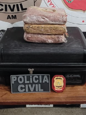 A Polícia Civil do Amazonas (PC-AM), por meio da 60ª Delegacia Interativa de Polícia (DIP) de Maraã, (a 634 quilômetros de Manaus), prendeu em flagrante no sábado (1º) Andres Marques dos Santos, de 38 anos, por tráfico de drogas. Ele estava em posse de três tabletes de maconha prensada do tipo skunk, avaliados em R$ 80 mil. A prisão foi efetuada na região central do município.