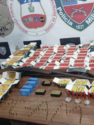 A Polícia Civil do Amazonas (PC-AM), por meio da 60ª Delegacia Interativa de Polícia (DIP) de Maraã (a 634 quilômetros de Manaus), apreendeu, no dia 3 de setembro, mais de mil munições e duas espingardas. Os materiais foram encontrados em um flutuante, no lago de Maraã.